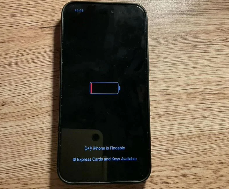 iOS 18 新功能：iPhone 15 系列手机电量耗尽后仍能显示时间
